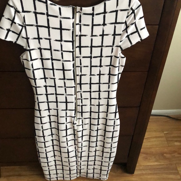 Black and white dress- Size Medium - Picture 4 of 4